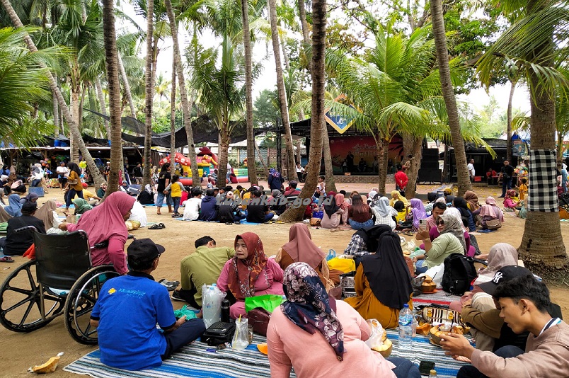 Tren Kunjungan Wisatawan Meningkat Di Pantai Kelapa Situs Resmi